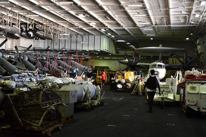 Kho chứa máy bay nằm ngay bên dưới boong tàu sân bay USS Carl Vinson với nhiều chủng loại khác nhau, trong đó có nhiều máy bay trực thăng.