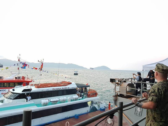 Từ tàu sân bay quan sát các tàu hỗ trợ xung quanh.