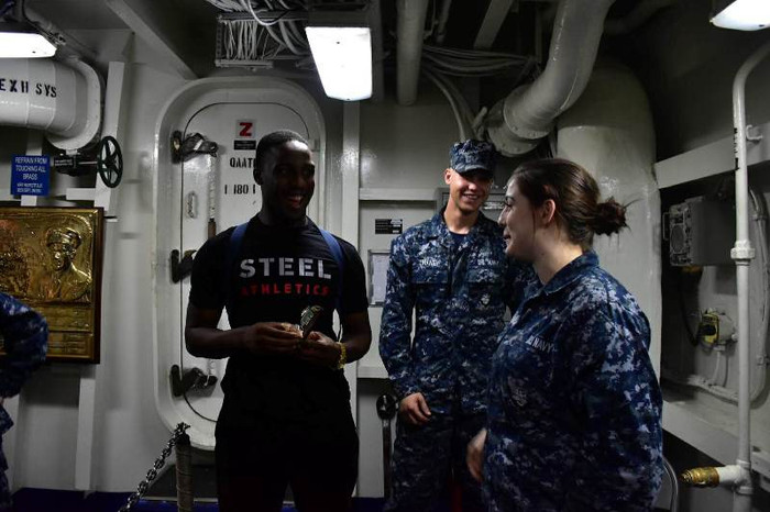 Với số lượng thủy thủ đoàn và nhân viên phục vụ lên đến hơn 5.000 người, tàu sân bay USS Carl Vinson được ví như một pháo đài nổi trên biển.