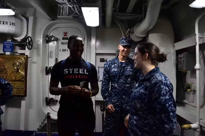 Với số lượng thủy thủ đoàn và nhân viên phục vụ lên đến hơn 5.000 người, tàu sân bay USS Carl Vinson được ví như một pháo đài nổi trên biển.