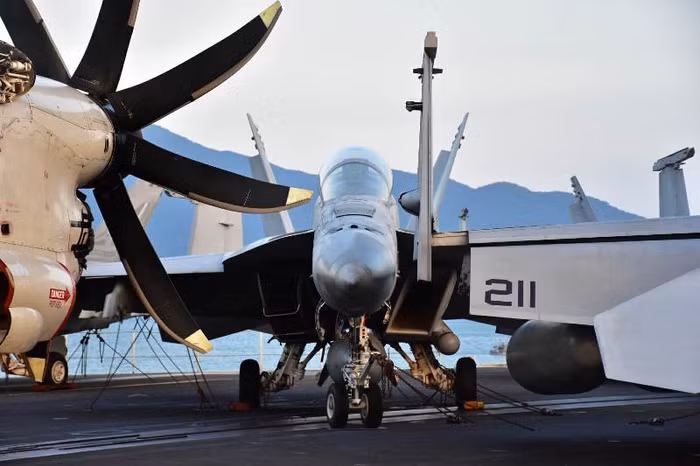 Tàu sân bay USS Carl Vinson có thể mang theo nhiều loại máy bay chiến đấu khác nhau, trong đó có cả máy bay tác chiến điện tử, tiêm kích bom...