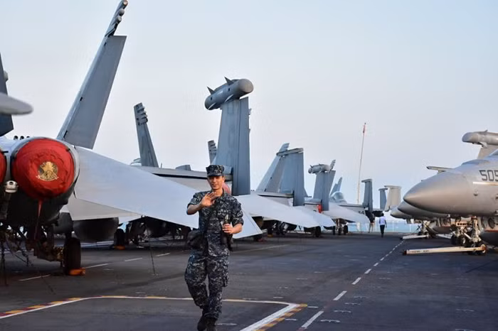 Riêng số lượng phụ trách không đoàn của tàu sân bay USS Carl Vinson lên đến hơn 2.000 nhân viên.