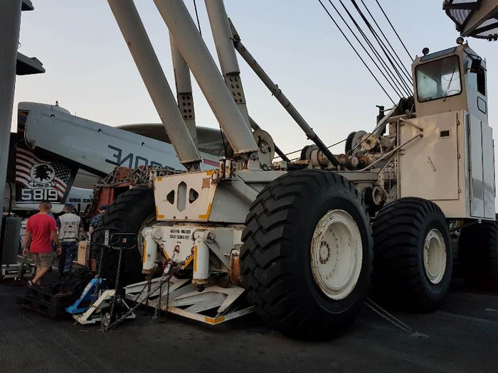 Trên tàu sân bay cũng có nhiều thiết bị, máy móc chuyên dùng để phục vụ vận chuyển, lắp đặt bom, tên lửa... lên máy bay.
