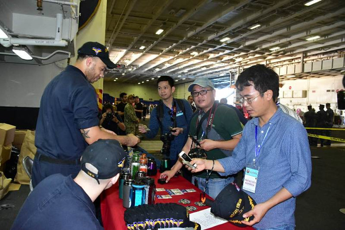 Thủy thủ tàu sân bay USS Carl Vinson đón tiếp khách tham quan.