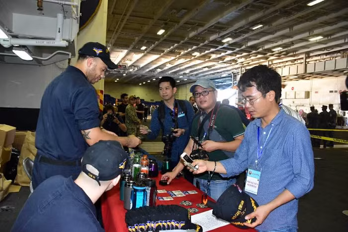 Thủy thủ tàu sân bay USS Carl Vinson đón tiếp khách tham quan.