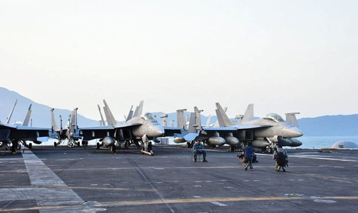 Diện tích boong máy bay là hơn 1,82 hecta với quy mô không đoàn hơn 70 máy bay.