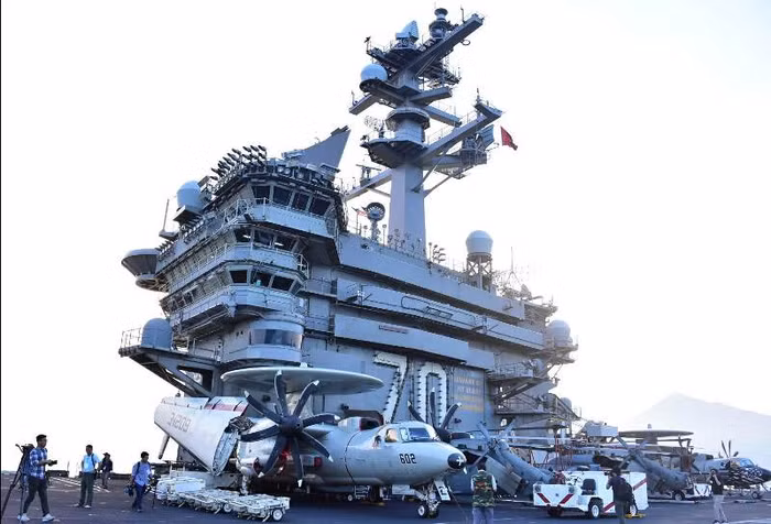 Chiều cao từ ky tàu đến cột buồm là 74,4 mét, tương đương tòa nhà 24 tầng.