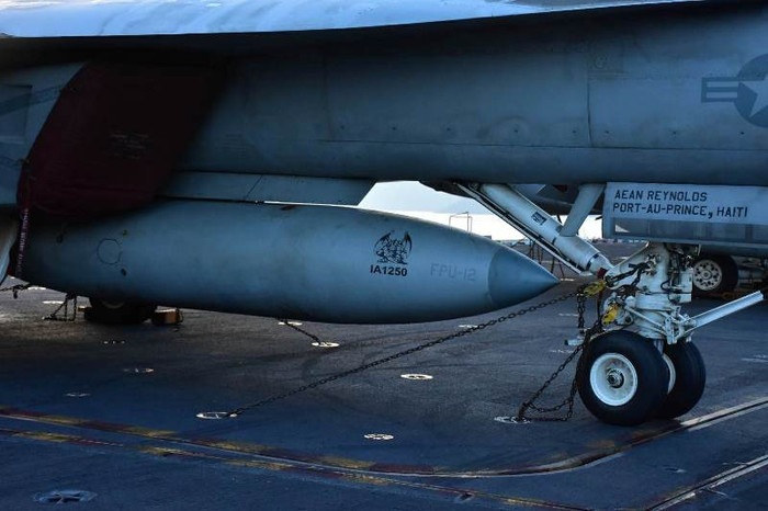 Bom được lắp sẵn trên tiêm kích hạm, sẵn sàng xuất kích.