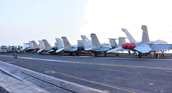 Những dãy dài máy bay được sắp xếp đậu ngăn nắp trên boong tàu sân bay sẵn sàng triển khai làm nhiệm vụ khi có mệnh lệnh.