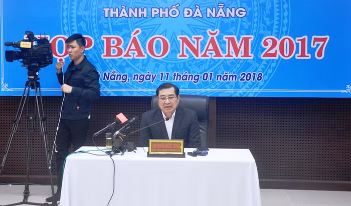 Chủ tịch Ủy ban nhân dân thành phố Đà Nẵng Huỳnh Đức Thơ chủ trì cuộc họp báo ngày 11/1. Ảnh: TT