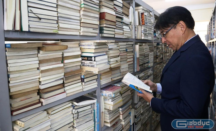 Giáo sư Mitsuo Omoteda đang tìm kiếm tài liệu trong thư viện của Trường Đại học Kinh tế Đà Nẵng. Ảnh: TH Giáo sư Mitsuo Omoteda đang tìm kiếm tài liệu trong thư viện của Trường Đại học Kinh tế Đà Nẵng. Ảnh: TH