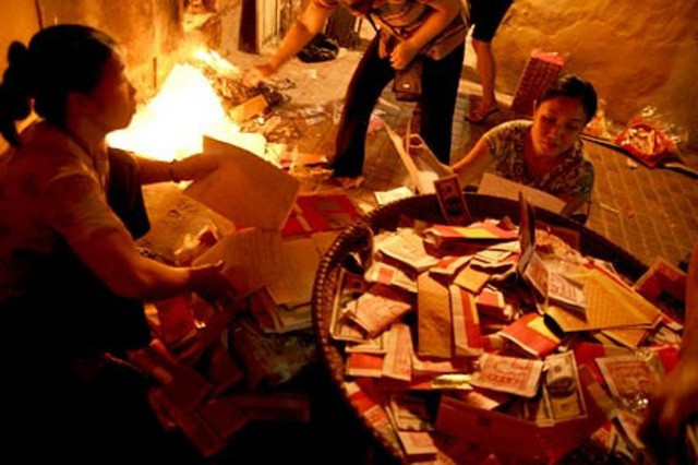 Đốt vàng mã là một tập tục thể hiện quan điểm tín ngưỡng, tôn giáo nhưng ngày càng bị lạm dụng (ảnh nguồn vtv.vn - chỉ mang tính minh họa). Đốt vàng mã là một tập tục thể hiện quan điểm tín ngưỡng, tôn giáo nhưng ngày càng bị lạm dụng (ảnh nguồn vtv.vn - chỉ mang tính minh họa).