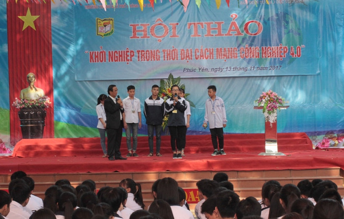 Giáo sư Nguyễn Lân Dũng giao lưu với các em học sinh tại hội thảo "Khởi nghiệp trong thời đại cách mạng công nghiệp 4.0" - tại trường Bến Tre (ảnh Trinh Phúc). Giáo sư Nguyễn Lân Dũng giao lưu với các em học sinh tại hội thảo "Khởi nghiệp trong thời đại cách mạng công nghiệp 4.0" - tại trường Bến Tre (ảnh Trinh Phúc).