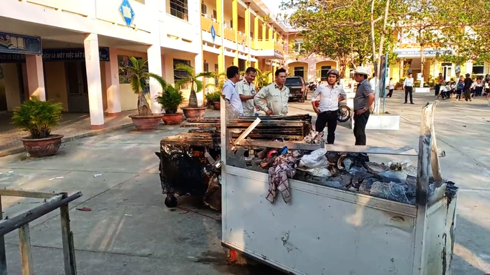 Một số đồ đạc được "gửi nhờ" trong trường đã bị hỏa hoạn thiêu rụi. Ảnh: TT Một số đồ đạc được "gửi nhờ" trong trường đã bị hỏa hoạn thiêu rụi. Ảnh: TT