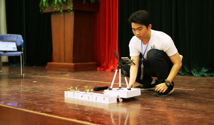 Đỗ Minh Huy, học sinh lớp 11A5, trường trung học phổ thông chuyên Lê Quý Đôn (Đà Nẵng) và Robot điều khiển tự động . Ảnh: AN Đỗ Minh Huy, học sinh lớp 11A5, trường trung học phổ thông chuyên Lê Quý Đôn (Đà Nẵng) và Robot điều khiển tự động . Ảnh: AN