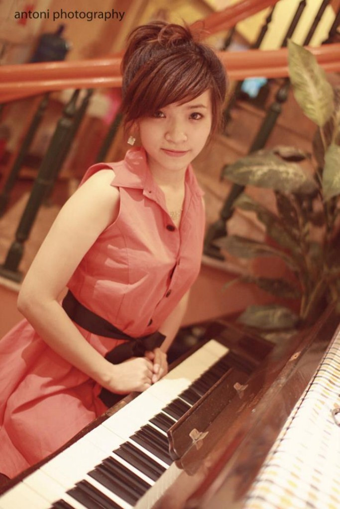 Thu Trang thích trò chuyện và shopping với bạn thân. Thu Trang thích trò chuyện và shopping với bạn thân.