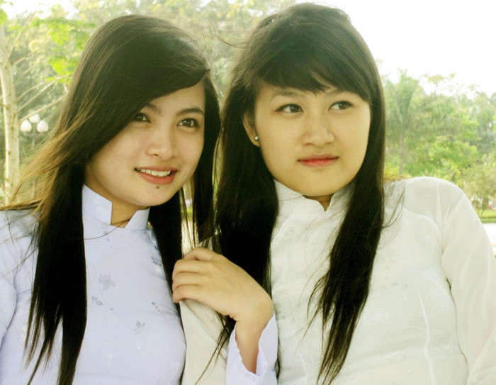 Khánh Ngân là một ngườ tỉ mỉ trong công việc, dễ gần, hay cười.