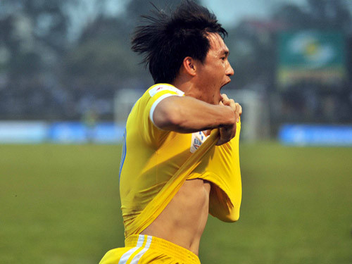 Chỉ 13 bàn thắng nữa, Công Vinh sẽ cán mốc 100 bàn ở V-League, một kỷ lục vô tiền khoáng hậu với bóng đá Việt Nam. Để làm được điều đó, Công Vinh sẽ phải ghi được trên 15 bàn mùa giải này, điều anh chưa từng làm được trước đây. Ảnh: Quang Minh Chỉ 13 bàn thắng nữa, Công Vinh sẽ cán mốc 100 bàn ở V-League, một kỷ lục vô tiền khoáng hậu với bóng đá Việt Nam. Để làm được điều đó, Công Vinh sẽ phải ghi được trên 15 bàn mùa giải này, điều anh chưa từng làm được trước đây. Ảnh: Quang Minh