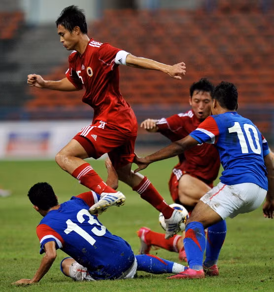 Chan Wai Ho (áo đỏ) cho rằng ĐT Việt Nam có đẳng cấp cao hơn nhiều so với Hong Kong.