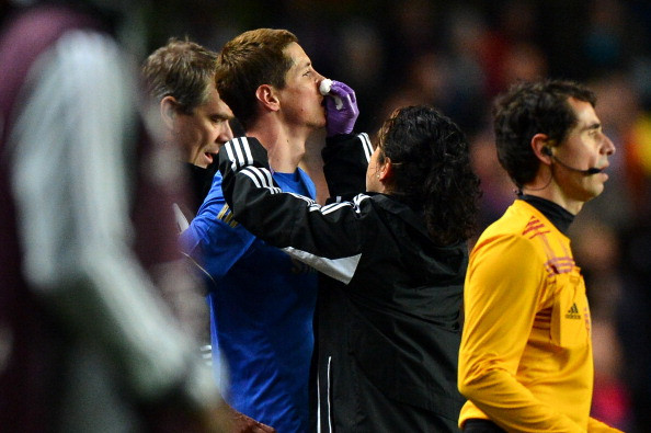 Sau đó, Torres phải ra sân thay áo đã dính máu, nhờ đến sự chăm sóc của các bác sĩ, El Nino vào sân với một chiếc áo đấu không số và trọng tài yêu cầu anh phải thay áo có số mới cho tiếp tục thi đấu... Sau đó, Torres phải ra sân thay áo đã dính máu, nhờ đến sự chăm sóc của các bác sĩ, El Nino vào sân với một chiếc áo đấu không số và trọng tài yêu cầu anh phải thay áo có số mới cho tiếp tục thi đấu...