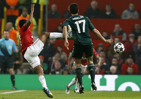 Xem tình huống trên, không ít fan M.U thấy phẫn nộ thay cho Arsenal cũng như với chính M.U, bởi trong trận đấu giữa M.U và Real trên sân Old Trafford, Nani đã phải nhận thẻ đỏ trực tiếp sau tình huống cao chân với Arbeloa.