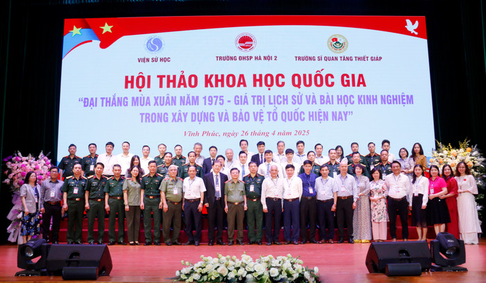 Các đại biểu chụp ảnh lưu niệm sau phiên toàn thể. GDVN_chụp ảnh lưu niệm.jpg
