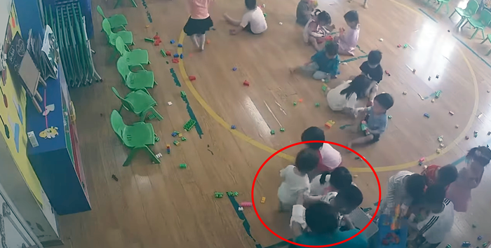 Bé gái đang chơi với các bạn, nữ giáo viên kéo bé ra một góc rìa của phạm vi camera để bạo hành. Ảnh cắt từ clip của phụ huynh cung cấp. Screenshot 2025-04-16 182451.png