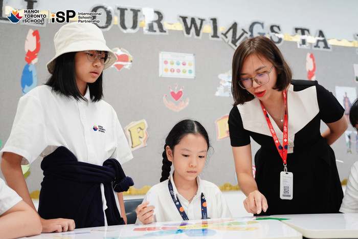 Lớp học khối xã hội giúp học sinh rèn luyện tư duy đa chiều về các vấn đề thực tiễn. 20241029_195443153_1.jpg