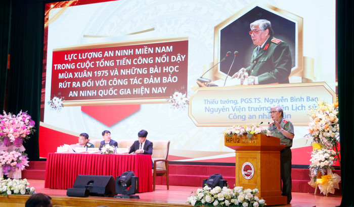 Thiếu tướng, Phó Giáo sư, Tiến sĩ, Nhà giáo ưu tú Nguyễn Bình Ban - nguyên Viện trưởng Viện Lịch sử Công an nhân dân trình bày tham luận. GDVN_pb2.jpg