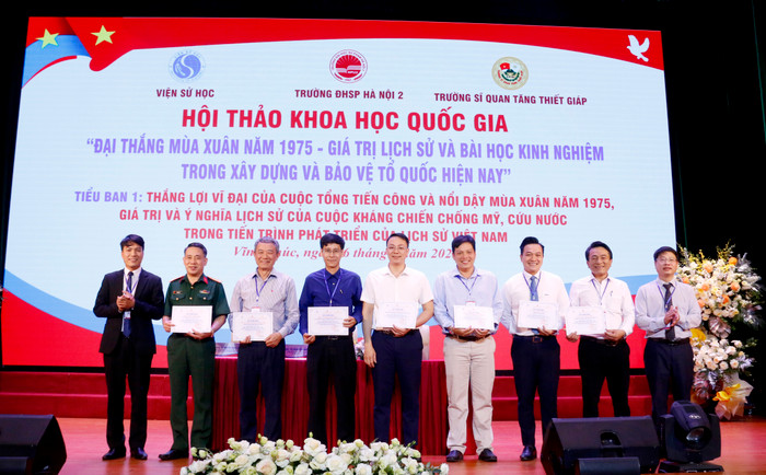 Trao giấy chứng nhận tại Tiểu ban 1. GDVN_ trao chứng nhận.jpg