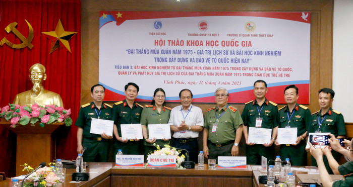 Trao giấy chứng nhận tại Tiểu ban 3. GDVN_trao chứng nhân tiể ban 3.JPG