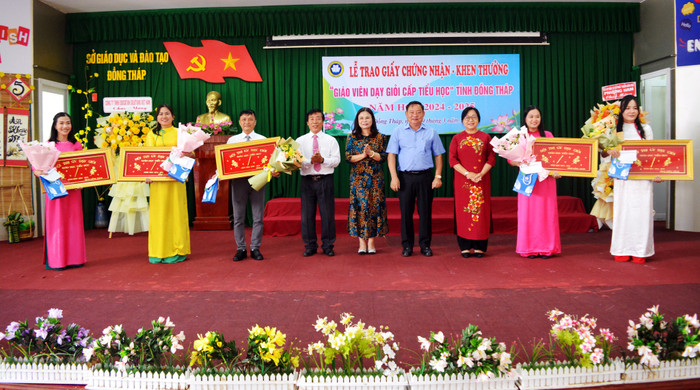Lãnh đạo Sở Giáo dục và Đào tạo tỉnh Đồng Tháp, Trường Đại học Đồng Tháp cùng Công ty Cổ phần Đầu tư và Phát triển Giáo dục Phương Nam trao thưởng cho giáo viên xuất sắc đạt danh hiệu “Viên phấn vàng” (thành tích cao nhất) tại Hội thi. 487442713_1047573637394496_7818813128202674100_n - Copy.jpg