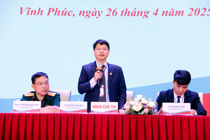 Tiến sĩ Nguyễn Văn Dũng - Trưởng khoa Lịch sử (Trường Đại học Sư phạm Hà Nội 2) trao đổi tại phiên toàn thể. GDVN_toàn thể 1.jpg