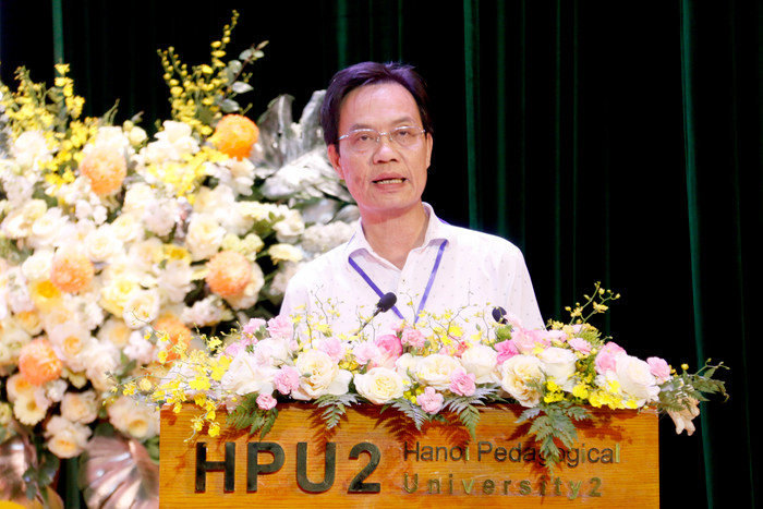 Phó Giáo sư, Tiến sĩ Nguyễn Danh Tiên - Viện trưởng Viện Lịch sử Đảng (Học viện Chính trị Quốc gia Hồ Chí Minh) trình bày tham luận. GDVN_pb1.jpg