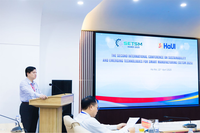 Phó Giáo sư, Tiến sĩ Phạm Văn Đông - Phó Hiệu trưởng HaUI nhấn mạnh: Hội thảo lần này sẽ là một diễn đàn chuyên sâu, nơi các chuyên gia hội tụ, trao đổi, nghiên cứu, phát huy tiềm năng, đảm bảo một tương lai sản xuất thông minh hơn, hiệu quả và bền vững hơn. Ảnh: NTCC.