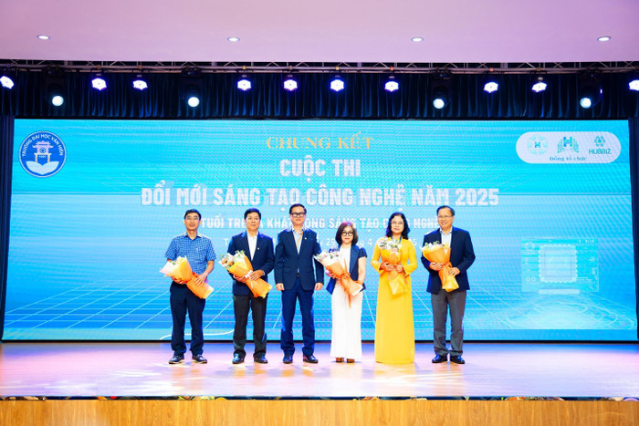 Tiến sĩ Lê Sĩ Hải - Phó Hiệu trưởng Trường Đại học Văn Hiến tặng hoa cảm ơn cho Ban giám khảo vòng chung kết. Ảnh: NTCC. Picture2.jpg