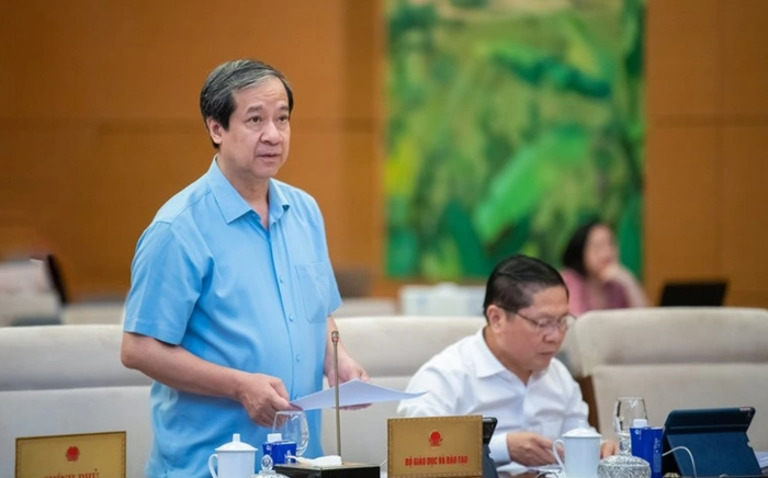 Bộ trưởng Bộ Giáo dục và Đào tạo Nguyễn Kim Sơn trình bày tờ trình của Chính phủ. Ảnh: vov.vn. Screenshot 2025-04-25 165413.png