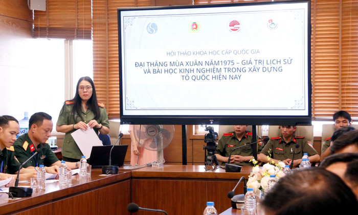 Đại tá, Tiến sĩ Lưu Thị Bích Ngọc - Phó Viện trưởng Viện Lịch sử Công an nhân dân, Cục Khoa học, Chiến lược và Lịch sử Công an (Bộ Công an) trình bày tham luận “Ban An ninh Trung ương Cục miền Nam trong chiến dịch Hồ Chí Minh 1975 - Một số vấn đề rút ra trong công tác tham mưu, lãnh đạo, chỉ đạo” tại Tiểu ban 3. GDVN_tiểu ban 3a.jpg
