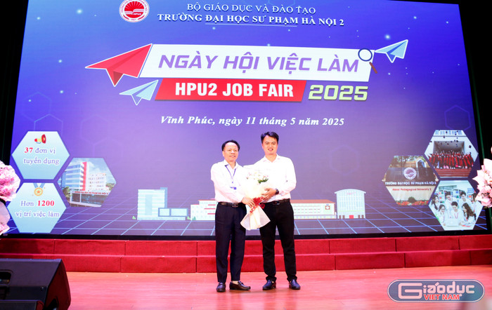 GDVN_tặng hoa thầy Vinh.jpg