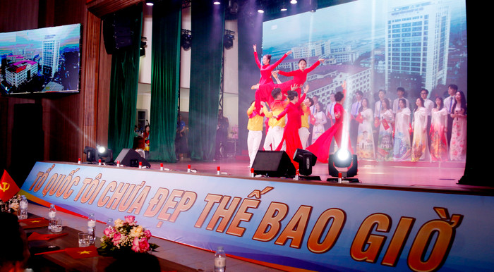 Chương trình có sự góp mặt của các nghệ sĩ đến từ Trường Đại học Văn hóa Nghệ thuật Quân đội và Đội văn nghệ (Trường Đại học Công nghiệp Hà Nội). GDVN_32.jpg
