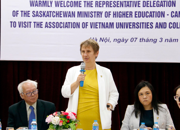 Bà Louise Michaud - Thứ trưởng Bộ Giáo dục đại học bang Saskatchewan (Canada).