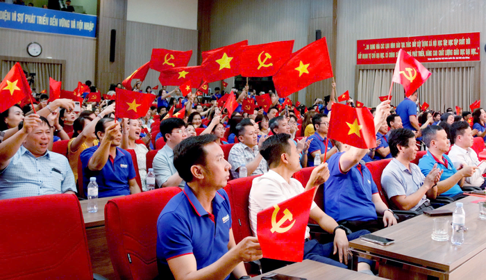 Đêm diễn khép lại bằng ánh đèn sân khấu, nhưng sẽ còn vang vọng mãi... GDVN_cờ.png