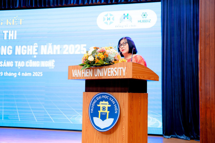 Phó Giáo sư, Tiến sĩ Nguyễn Thị Thu Trang - Phó Hiệu trưởng Trường Đại học Văn Hiến, Phó Trưởng ban Phụ trách chuyên môn phát biểu tại cuộc thi. Ảnh: NTCC. Picture3.jpg