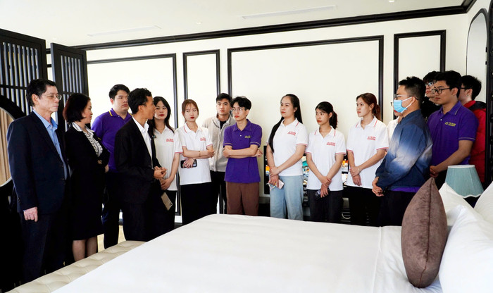 Sinh viên K20, K21 Trường Đại học Phú Xuân trong buổi học thực tế tại khách sạn La Vela HUE. Ảnh: NTCC. Sinh viên K20, K21 Trường Đại học Phú Xuân trong buổi học thực tế tại khách sạn La Vela HUE. Ảnh: NTCC.