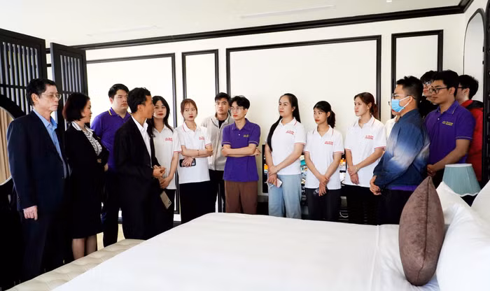 Sinh viên K20, K21 Trường Đại học Phú Xuân trong buổi học thực tế tại khách sạn La Vela HUE. Ảnh: NTCC.
