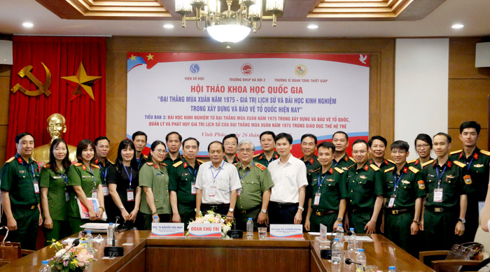Các đại biểu chụp ảnh lưu niệm tại Tiểu ban 3. GDVN_kỷ niệm tiểu ban 3.jpg