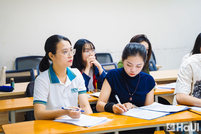Giữa nhịp sống bận rộn, học viên cao học tại HaUI vẫn rực cháy ngọn lửa đam mê và trách nhiệm trong từng tiết học, nỗ lực học để đổi mới tư duy, nâng tầm kỹ năng và làm chủ hành trình phát triển cá nhân, khẳng định vị thế trong môi trường cạnh tranh toàn cầu. Ảnh: NTCC. 4.jpg