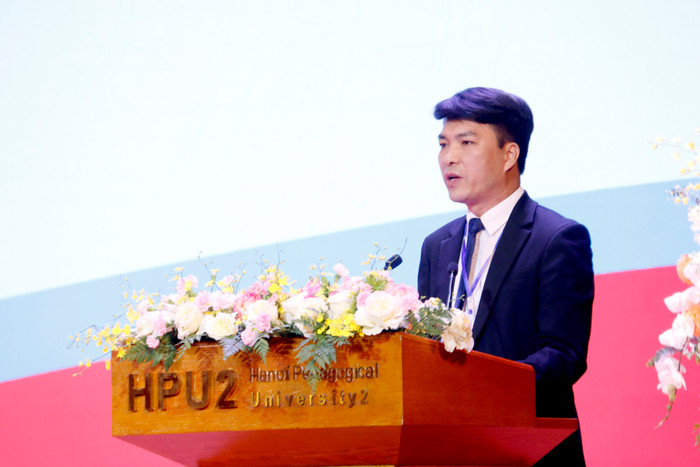 Tiến sĩ Lê Quang Chắn - Phó Viện trưởng Viện Sử học (Viện Hàn lâm Khoa học Xã hội Việt Nam) trình bày báo cáo đề dẫn. GDVN_đề dẫn.jpg