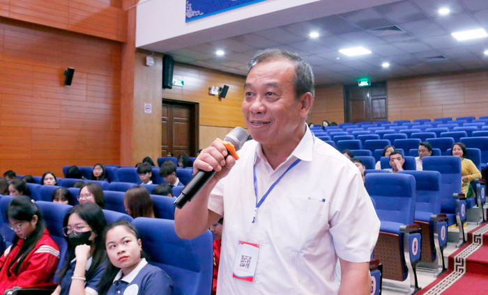 Các đại biểu trao đổi ý kiến tại Tiểu ban 1. GDVN_sp TN.jpg