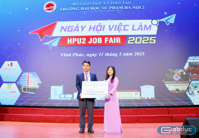 GDVN_trao học bổng.jpg